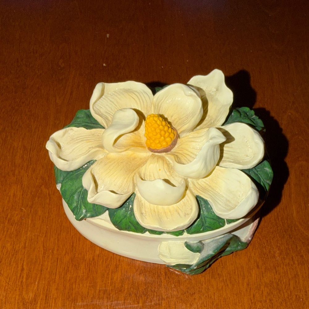 Magnolia Ceramic Trinket Box Vintage 1995